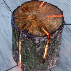 Eine einzigartige **Baumstamm Lampe selber machen** – ein Holzstamm mit leuchtenden Spalten, der Wärme und Gemütlichkeit ausstrahlt.