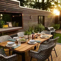 Gemütliche Sonnenterrasse gestalten mit Esstisch, Grill und Sitznische. Perfekt für entspannte Abende im Freien.