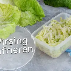 Frischer Wirsing, geschnitten und bereit zum Einfrieren in einer transparenten Box. So bleibt das Gemüse lange haltbar.