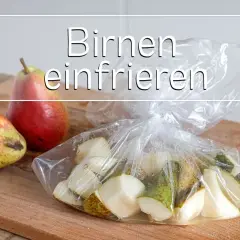 Frische Birnen werden für das Einfrieren in mundgerechte Stücke geschnitten und in einem Gefrierbeutel vorbereitet.