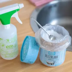 Omas Hausmittel putzen: Sprühflasche und Kalklöser für blitzblanke Sauberkeit.