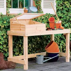 Ein **Pflanztisch selber bauen** ist mit diesem Holztisch leicht gemacht. Er ist mit einem Frühbeetaufsatz und Gartengeräten ausgestattet.