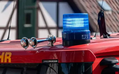 Blaulicht und Sirene auf einem roten Feuerwehrauto. Was kostet ein Feuerwehreinsatz bei Fehlalarm? Die Kosten können variieren.