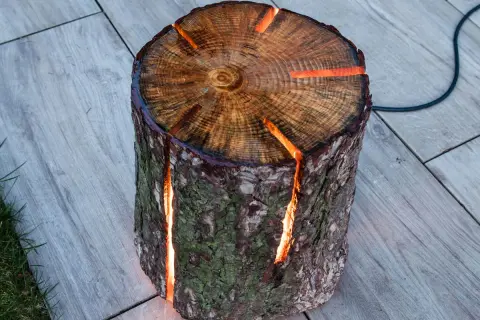 Eine einzigartige **Baumstamm Lampe selber machen** – ein Holzstamm mit leuchtenden Spalten, der Wärme und Gemütlichkeit ausstrahlt.