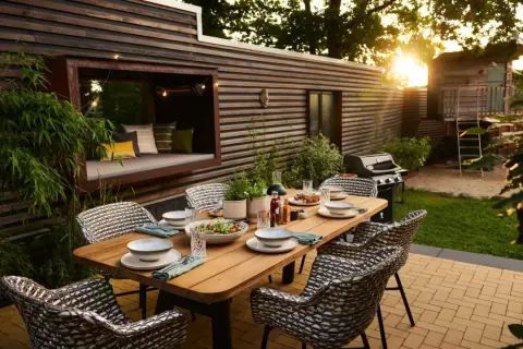 Gemütliche Sonnenterrasse gestalten mit Esstisch, Grill und Sitznische. Perfekt für entspannte Abende im Freien.
