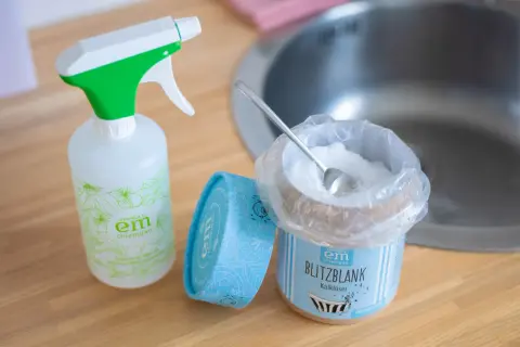 Omas Hausmittel putzen: Sprühflasche und Kalklöser für blitzblanke Sauberkeit.