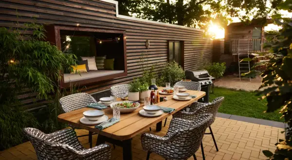 Gemütliche Sonnenterrasse gestalten mit Esstisch, Grill und Sitznische. Perfekt für entspannte Abende im Freien.