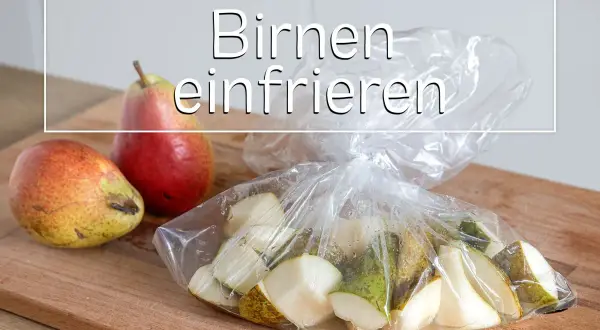 Frische Birnen werden für das Einfrieren in mundgerechte Stücke geschnitten und in einem Gefrierbeutel vorbereitet.
