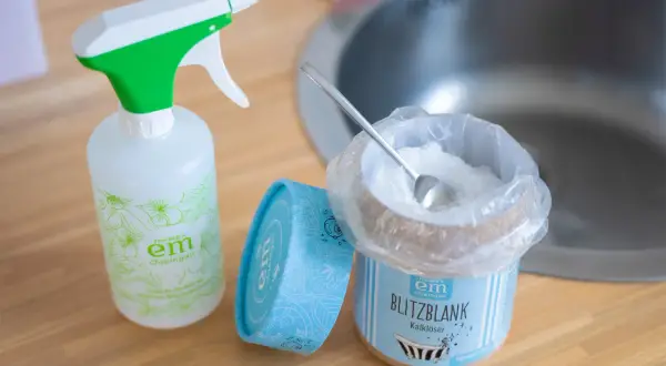 Omas Hausmittel putzen: Sprühflasche und Kalklöser für blitzblanke Sauberkeit.