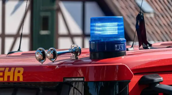 Blaulicht und Sirene auf einem roten Feuerwehrauto. Was kostet ein Feuerwehreinsatz bei Fehlalarm? Die Kosten können variieren.