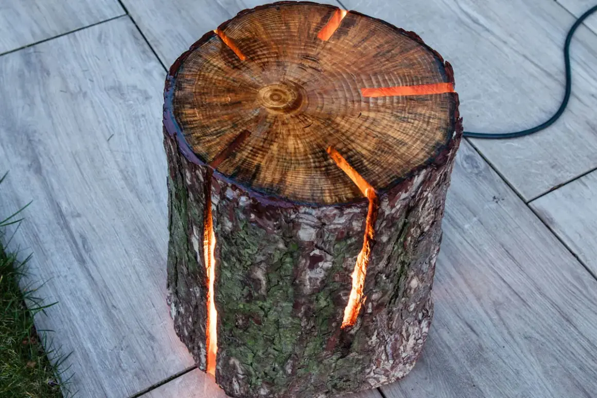 Eine einzigartige **Baumstamm Lampe selber machen** – ein Holzstamm mit leuchtenden Spalten, der Wärme und Gemütlichkeit ausstrahlt.