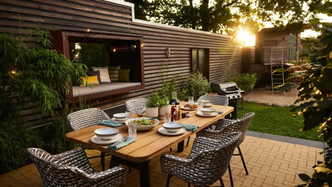 Gemütliche Sonnenterrasse gestalten mit Esstisch, Grill und Sitznische. Perfekt für entspannte Abende im Freien.