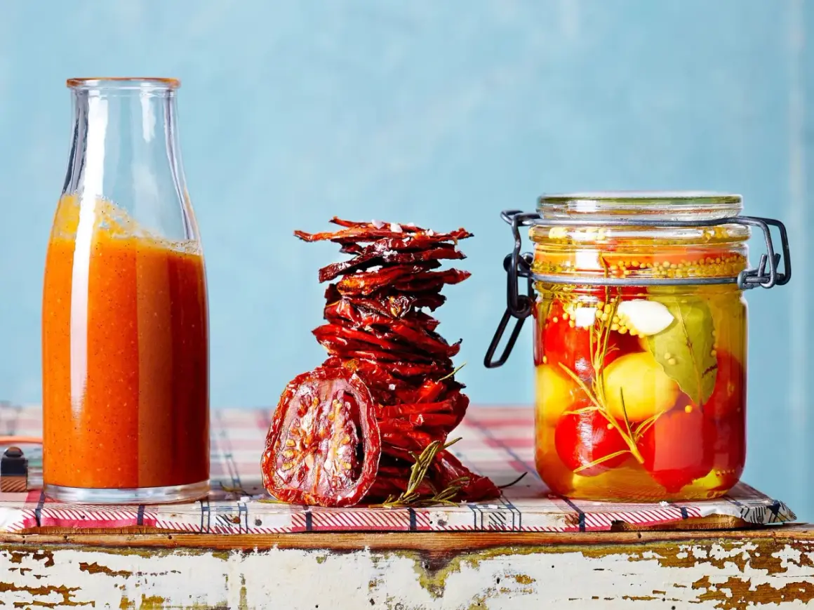 Glas mit eingelegten Tomaten, getrocknete Tomaten und eine Flasche Tomatensauce – alles für Tomaten haltbar machen.