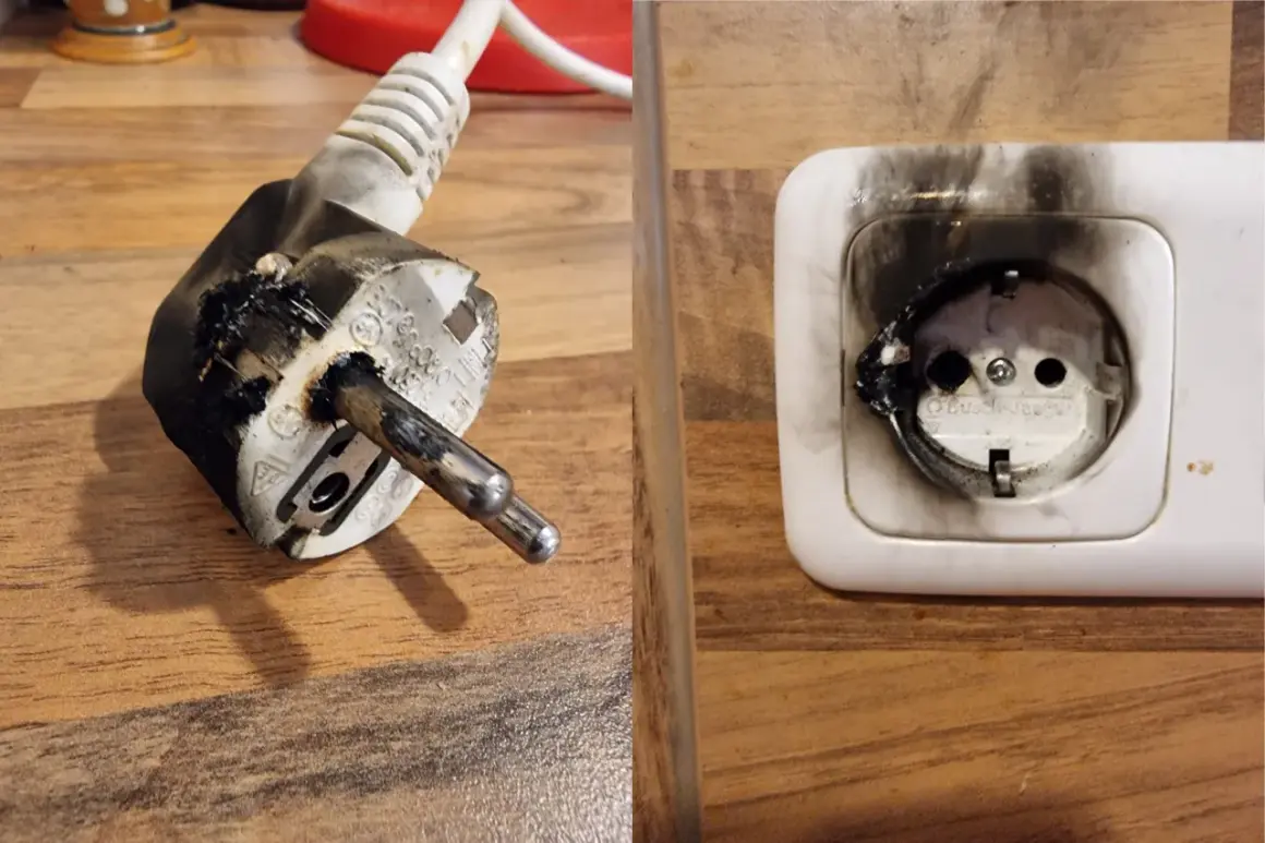 Verkohltes Stecker und Steckdose nach Kurzschluss. Wasserkocher Brandgefahr!