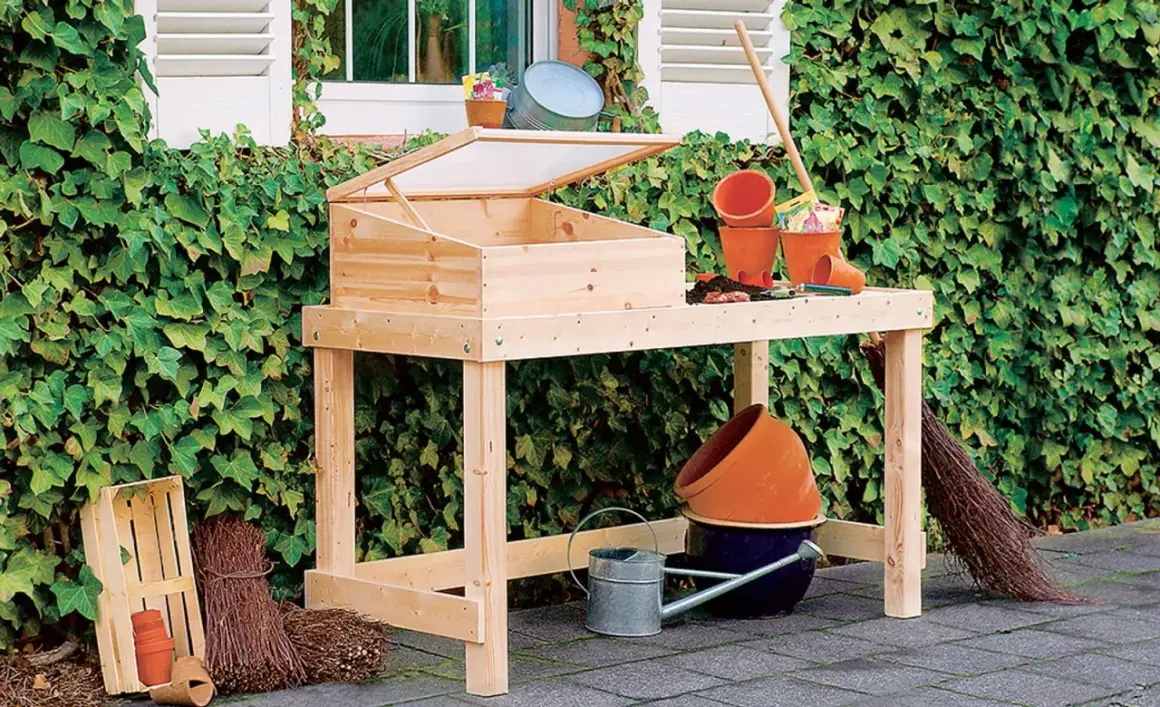 Ein **Pflanztisch selber bauen** ist mit diesem Holztisch leicht gemacht. Er ist mit einem Frühbeetaufsatz und Gartengeräten ausgestattet.