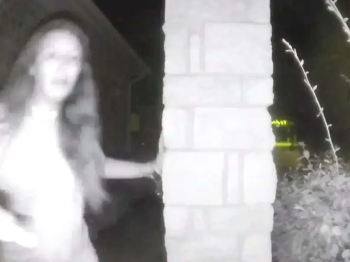 Eine Frau mit langen Haaren steht nachts vor einer Säule und fragt sich, wie sie reagieren, wenn es nachts klingelt.