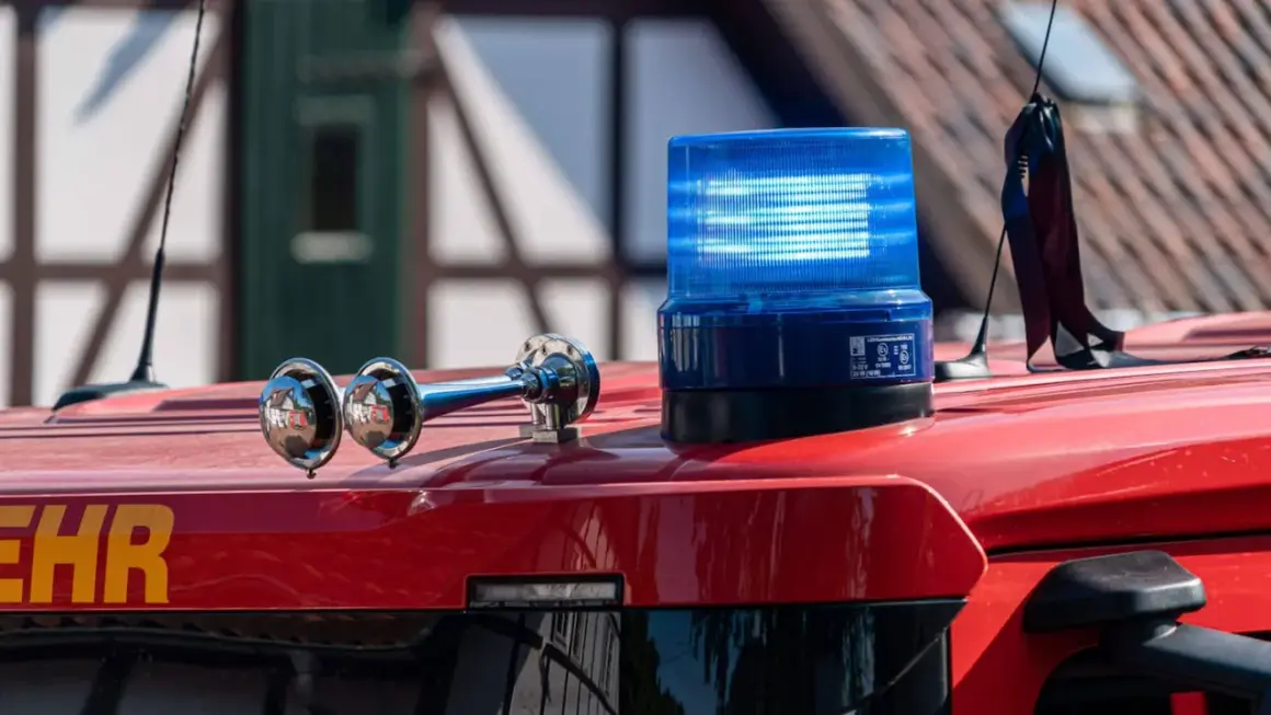 Blaulicht und Sirene auf einem roten Feuerwehrauto. Was kostet ein Feuerwehreinsatz bei Fehlalarm? Die Kosten können variieren.