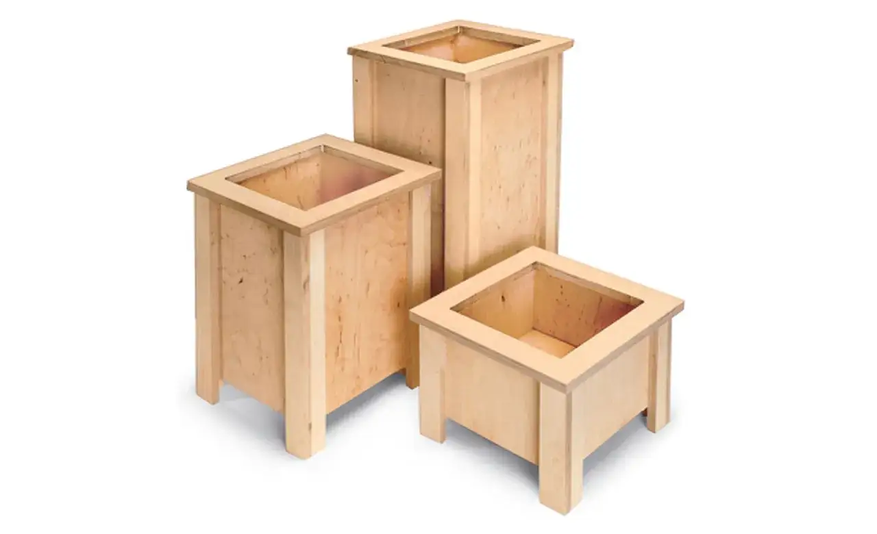 Drei h&ouml;lzerne Blumenk&auml;sten in verschiedenen Gr&ouml;&szlig;en, ideal zum Blumenkasten selber bauen.