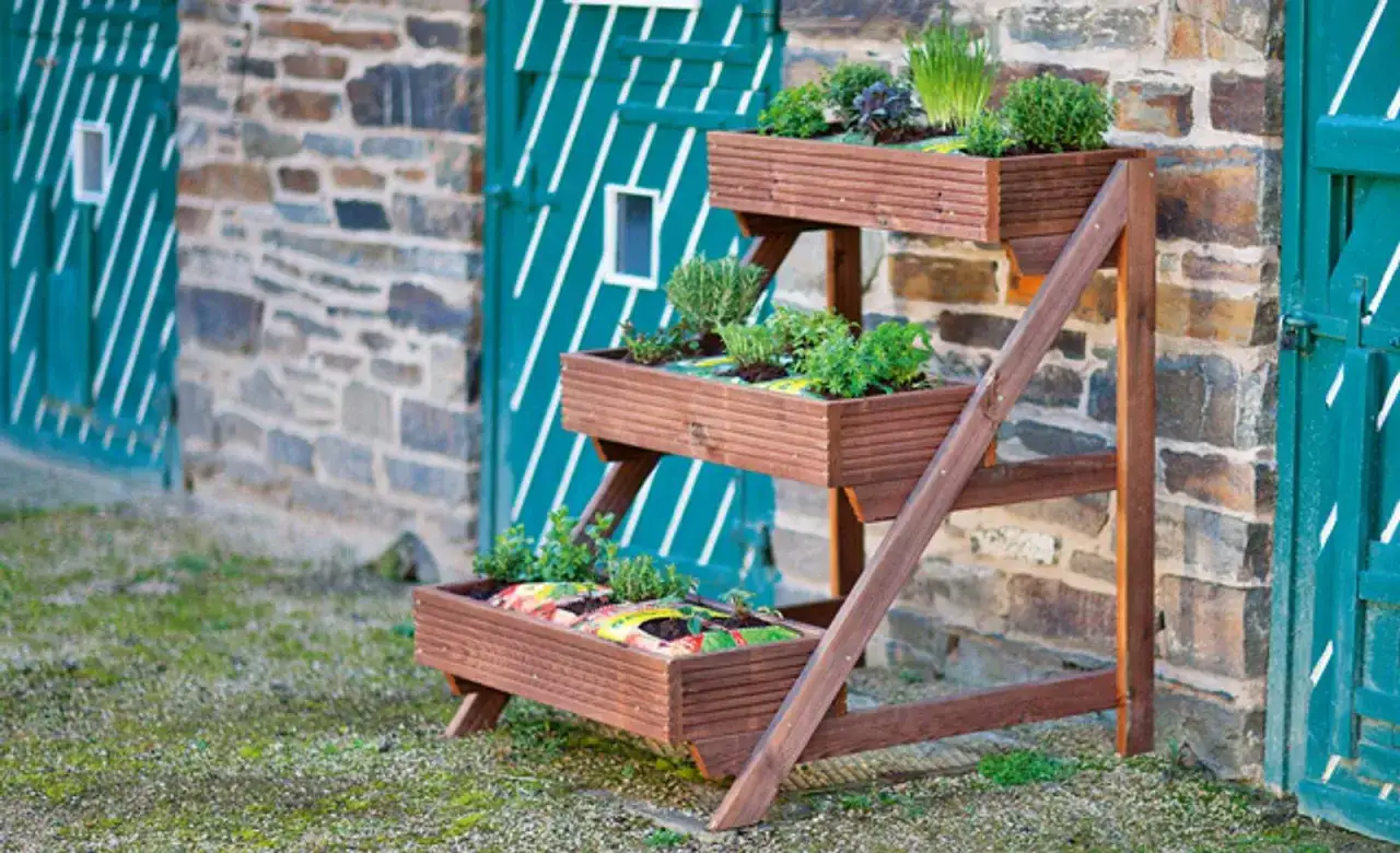 Ein dreistufiges Pflanzenregal, perfekt, um Kr&auml;uter und Blumen zu pr&auml;sentieren. Ideal, wenn Sie ein Pflanzenregal selber bauen m&ouml;chten.