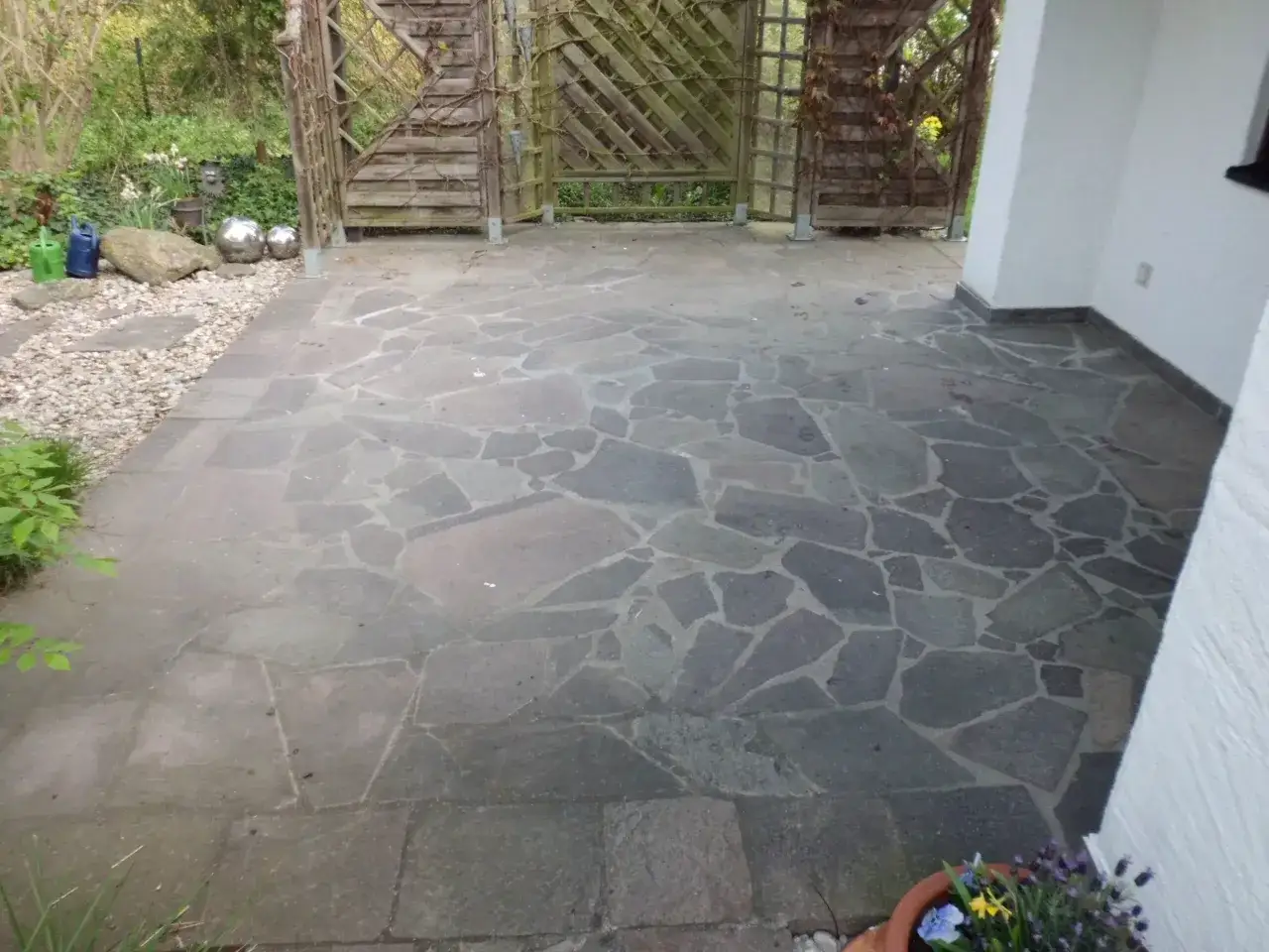 Gartenweg aus Bruchsteinplatten, ideal für die Reinigung mit Hausmitteln.