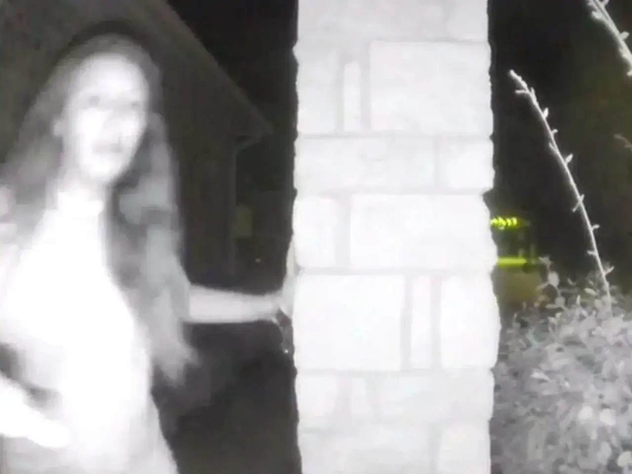 Eine Frau mit langen Haaren steht nachts vor einer S&auml;ule und fragt sich, wie sie reagieren, wenn es nachts klingelt.