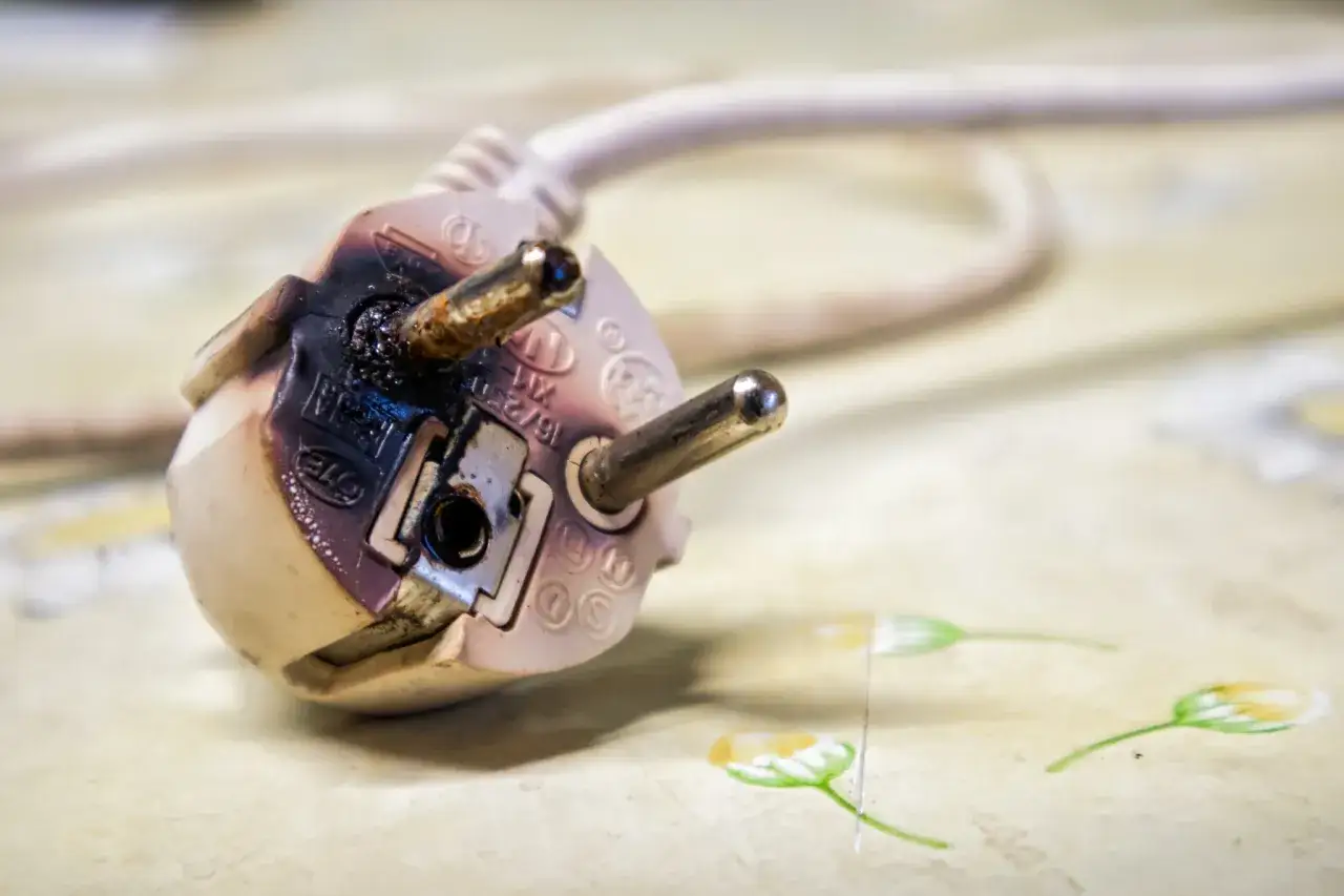 Angebrannter Stecker zeigt, wie lange ein Kabelbrand unbemerkt bleiben kann. Vorsicht ist geboten!