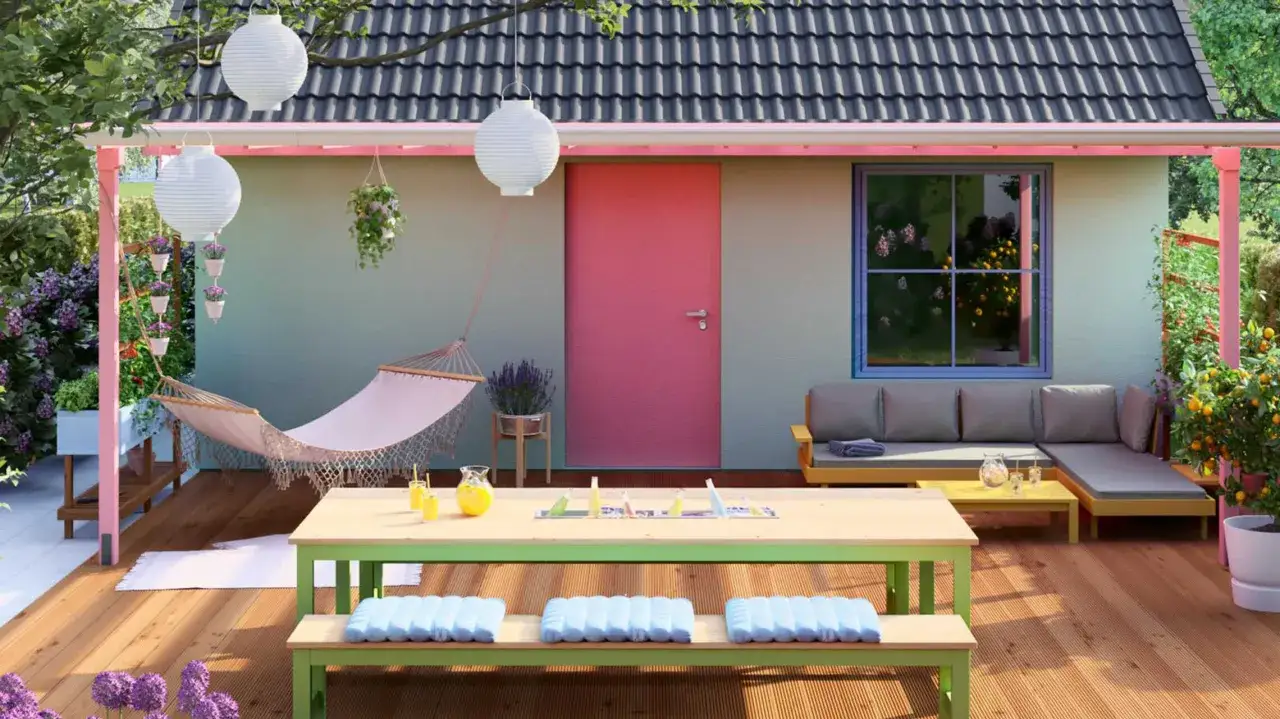 Gem&uuml;tliche Terrasse mit H&auml;ngematte, Sitzgruppe und Tisch &ndash; tolle Schrebergarten Ideen f&uuml;r Entspannung und Genuss.