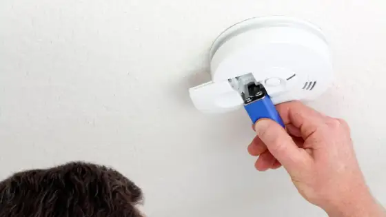 Wie lange piept ein Rauchmelder bei leerer Batterie?