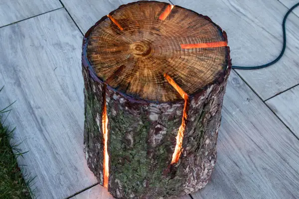 Eine einzigartige **Baumstamm Lampe selber machen** – ein Holzstamm mit leuchtenden Spalten, der Wärme und Gemütlichkeit ausstrahlt.