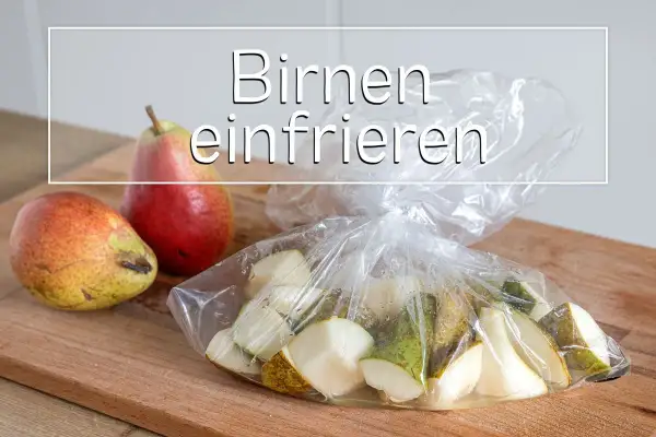 Frische Birnen werden für das Einfrieren in mundgerechte Stücke geschnitten und in einem Gefrierbeutel vorbereitet.