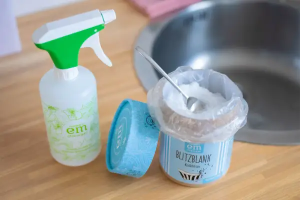 Omas Hausmittel putzen: Sprühflasche und Kalklöser für blitzblanke Sauberkeit.